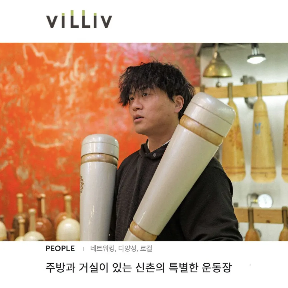 VILLIV 기사 머리 그림, 붉은 벽 앞에서 흰 페르시안밀 두 개를 든 사람