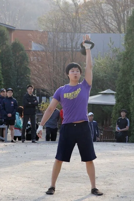 방덕은 결핵 후유증과 저체중을 극복하고자 케틀벨 운동을 시작했습니다