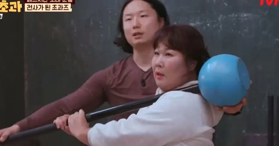 「전사가 된 초과즈」 방송 화면, 뒤에 선 사람이 앞사람의 메이스벨 자세를 잡아 준다