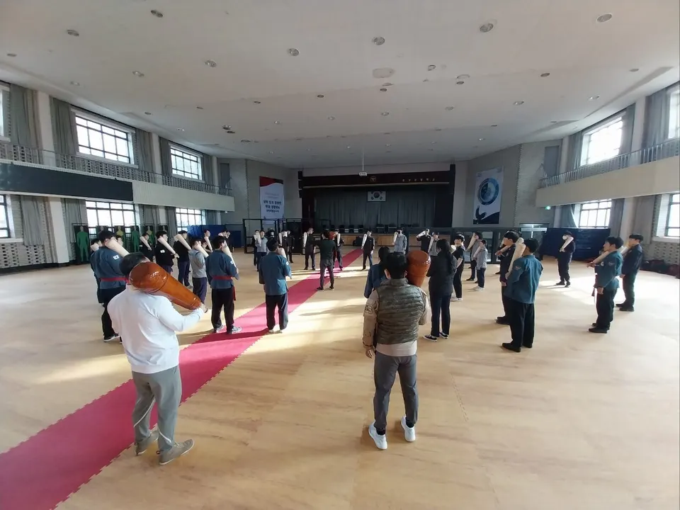 곧 경찰로서 활동하실 분들을 모시고 페르시안밀, 메이스벨 고대진자운동을 함께 했습니다