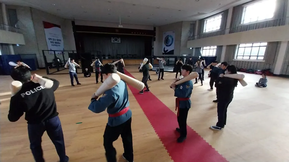 매일 다같이 모여 방망이를 휘두르며 몸과 마음의 힘을 기르고 구성원들간의 유대와 결속을 다지는 경찰서의 풍경이 당연하게 여겨질 날이 언젠가 올 거라는 부푼 꿈을 꾸었습니다
