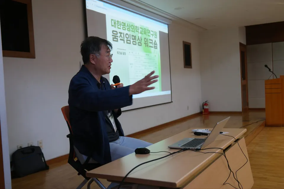 채정호 교수님은 대한명상의학회 초대 회장이시며 교수님과의 인연으로 2025 대한명상의학회 하계 움직임 명상 워크샵을 저희가 진행하게 되었습니다