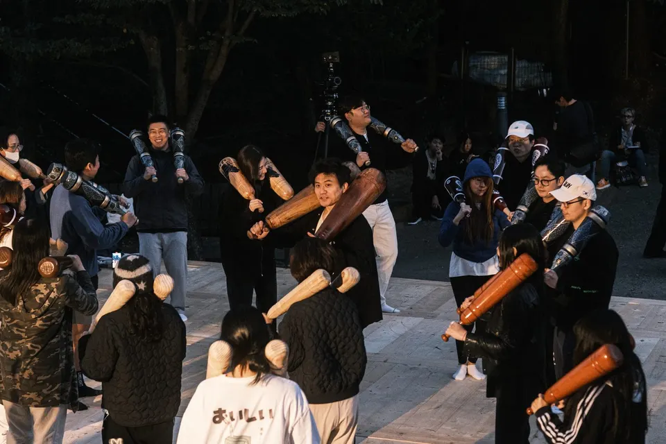 해가지고 쌀쌀해진 공기가 느껴졌지만 그 누구도 중간에 멈추지 않고 30분간의 고대운동 세레모니를 끝까지 완주했습니다