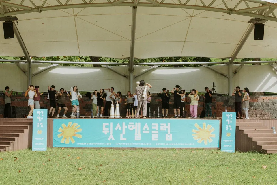 잔디광장 무대에서 마치 시민들에게 고대운동 공연을 보여주듯 함께 방망이를 휘둘렀습니다