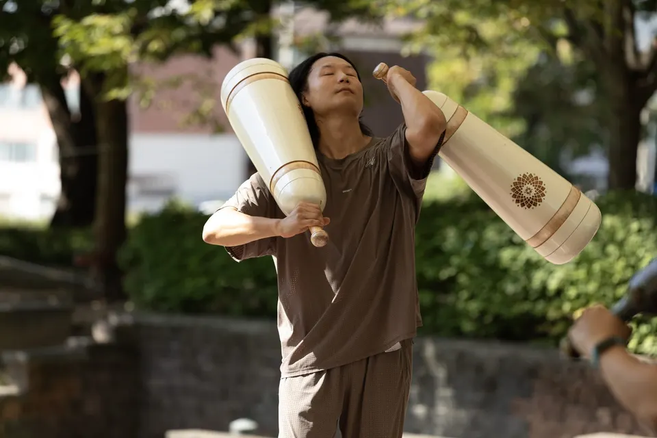 참가자들이 더 힘이날 수 있도록 진행하는 저희는 더욱 무거운 방망이를 들었습니다.