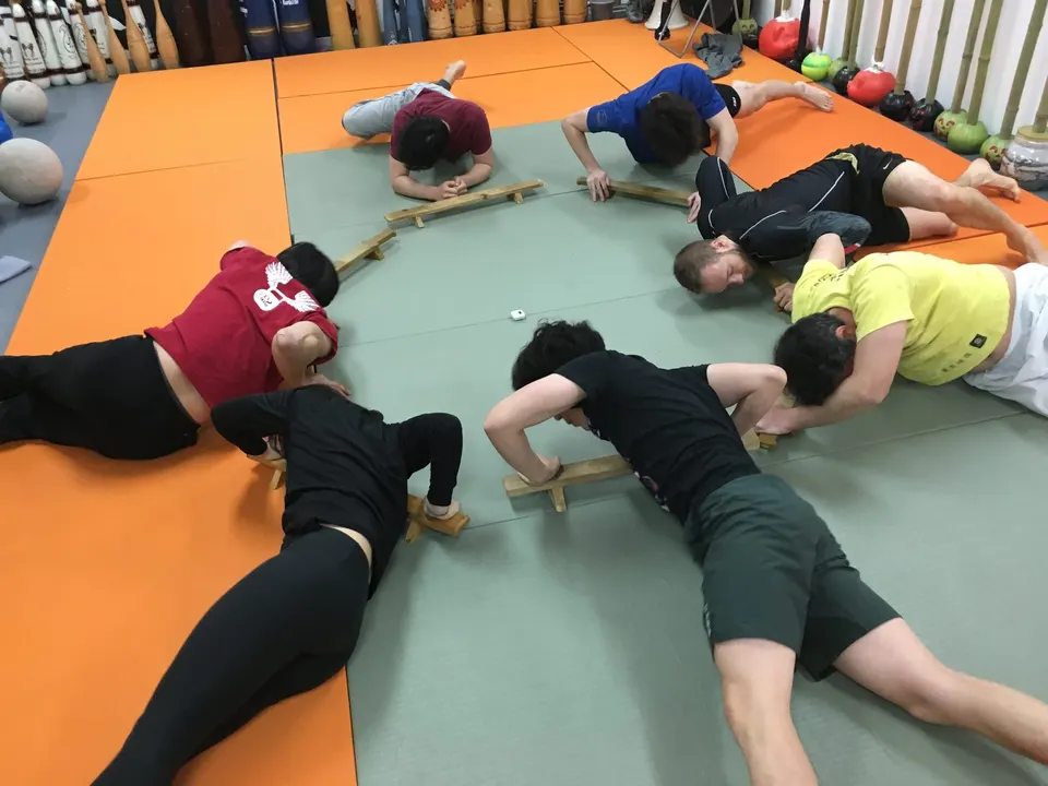 쉐나를 활용한 고대리듬운동을 함께 하는 사람들이 많아졌습니다