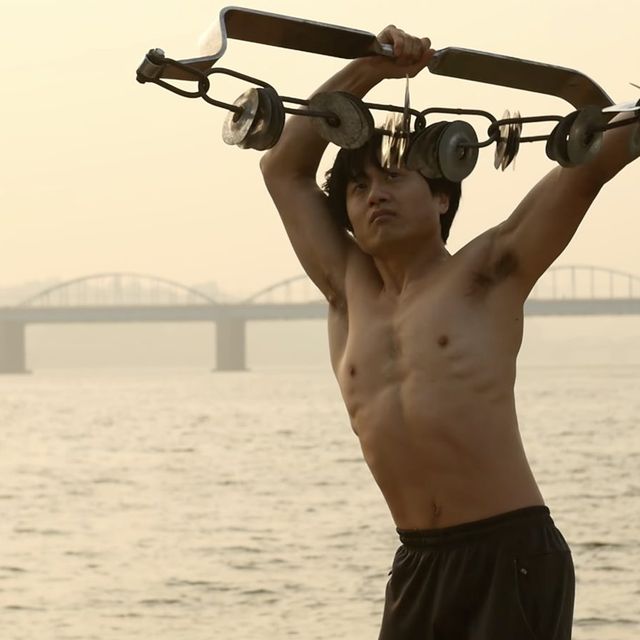 한강을 등지고 카바데를 머리 위로 들다.