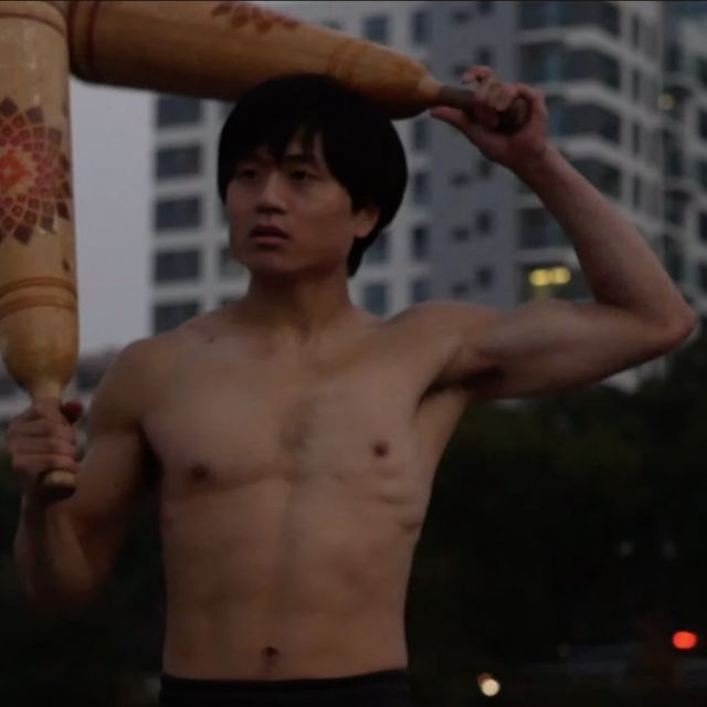 해 질 녘 강변에서 페르시안밀을 어깨에 메다.