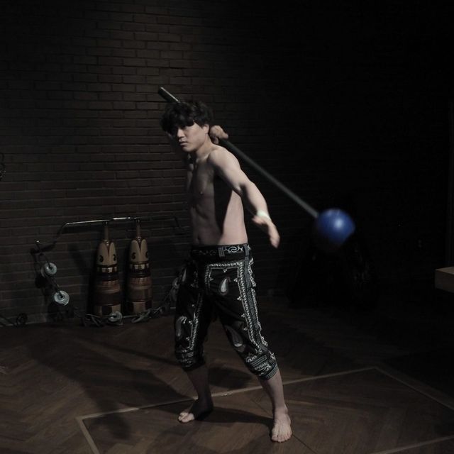 메이스벨을 휘두르다.