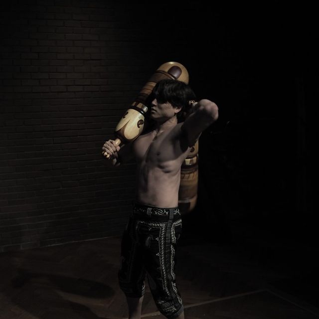 페르시안밀을 어깨에 메고 돌다.