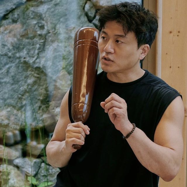 페르시안밀을 어깨에 얹고 움직임을 설명하다.