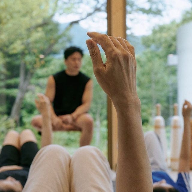 누운 채 팔을 들어 올리다 — 움직임을 통한 알아차림.