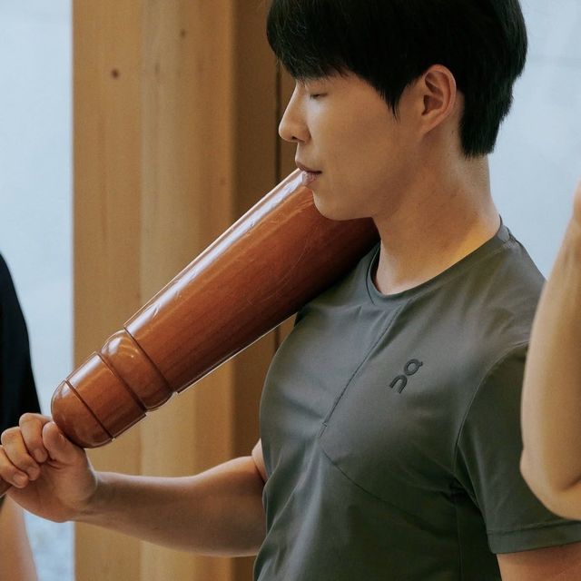 페르시안밀을 어깨에 얹어 무게를 느끼다.