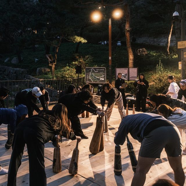 허리를 숙여 방망이를 내리다.