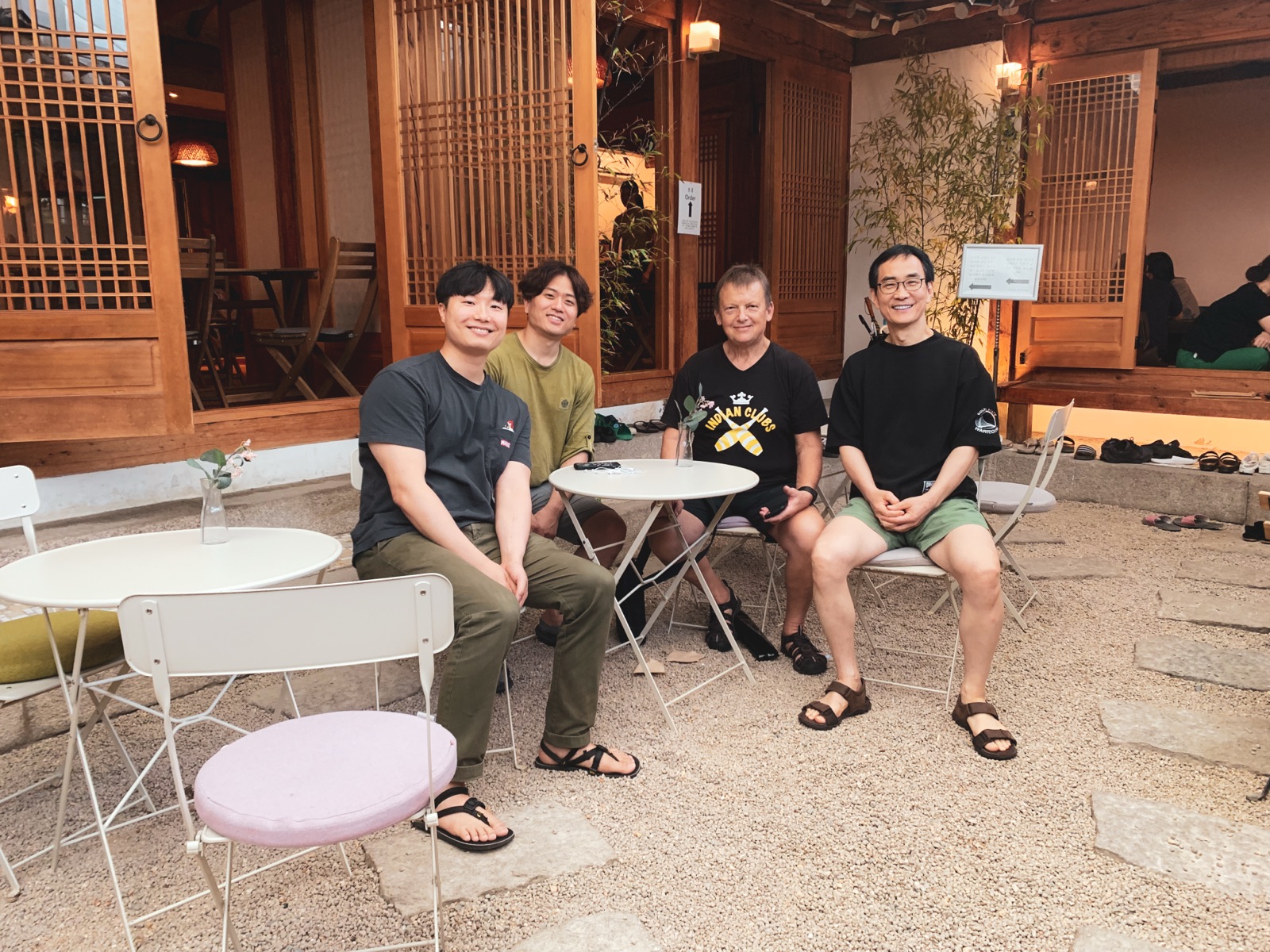 한옥 마당에서 김주환 교수, 폴 타라스 월코윈스키, 방덕, 한얼 네 사람이 둘러앉아 대담하는 저녁