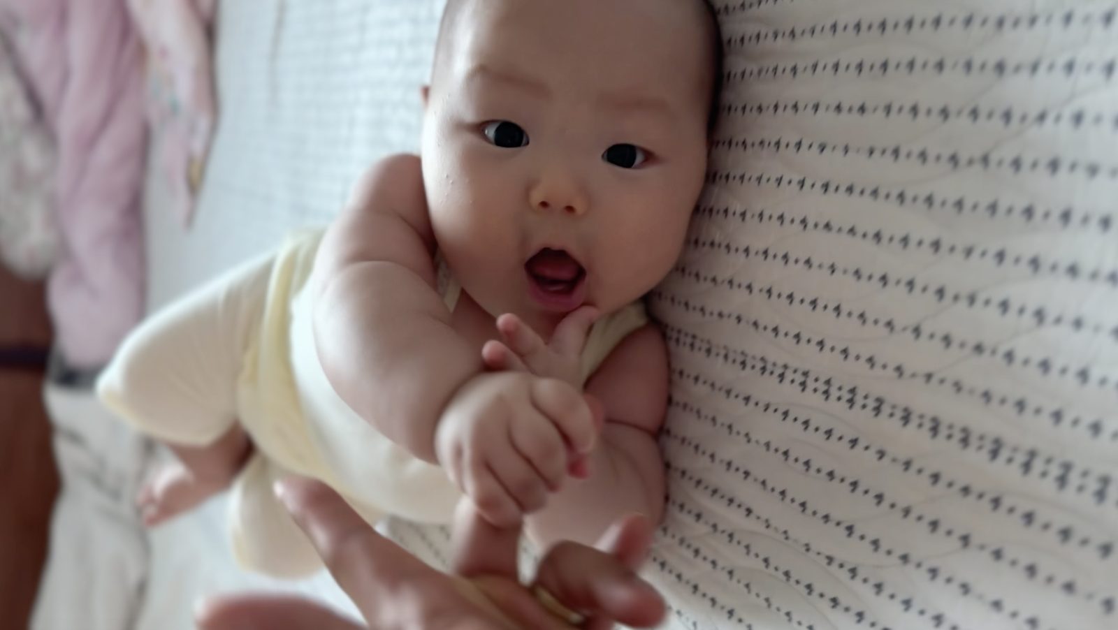엎드린 아기가 팔을 뻗어 몸을 뒤집으려는 순간 — 눈을 크게 뜨고 놀란 표정