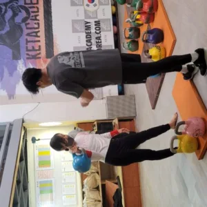 케틀벨을 나란히 놓고 둘이 함께 수련
