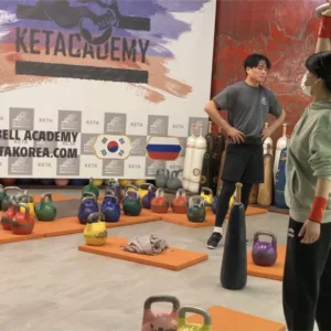 수강생들 앞에서 도구를 설명하는 장면