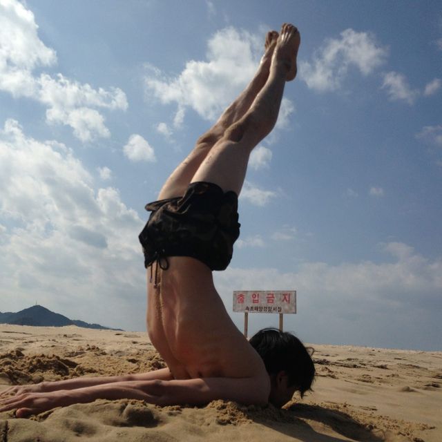 한얼 송지호 해수욕장에서 메뚜기자세를 하다.
