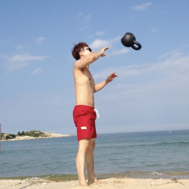 방덕 케틀벨 저글링을 하다.