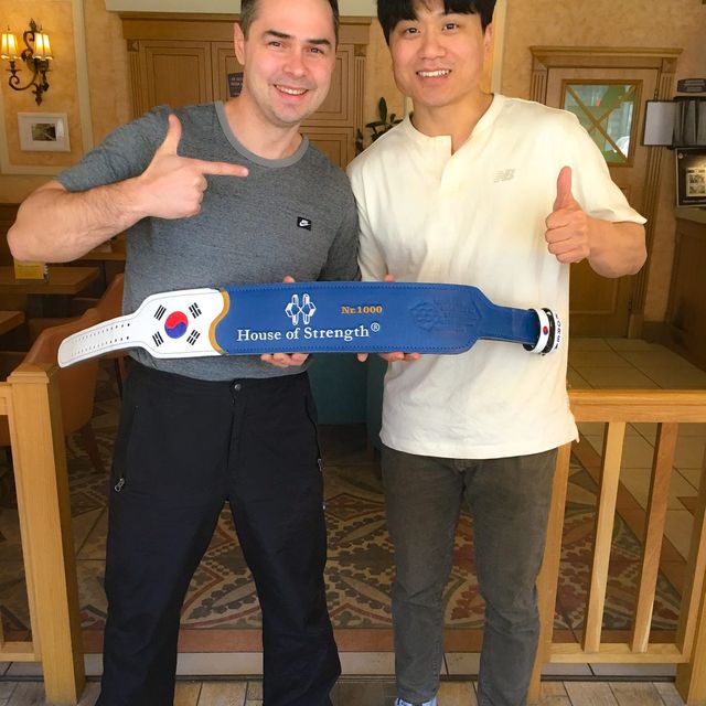 케틀벨 용품 제작 장인 HMS 아르제니와 함께 케틀벨 전용 벨트를 들고