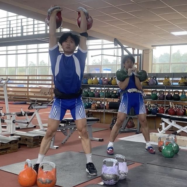 한얼 첼랴빈스크 체육관에서 정우와 함께 저크 훈련을 하다.