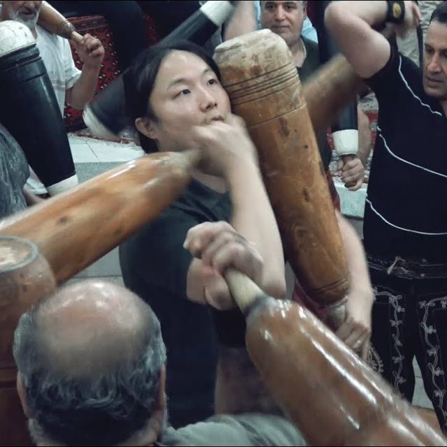 방덕 Beytol Abbas Zurkhaneh에서 수련하다.