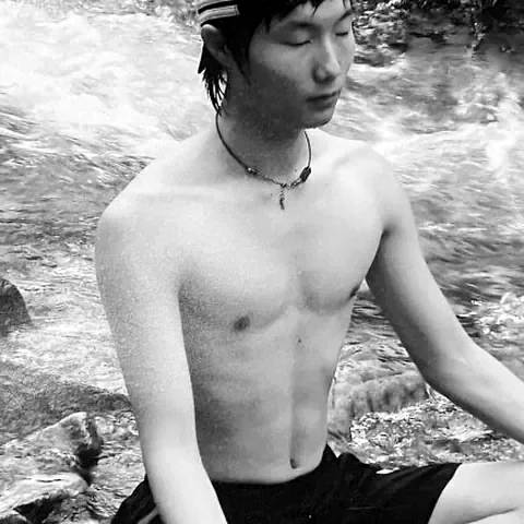 2009년, 계곡 바위 위에 앉아 명상하는 방덕