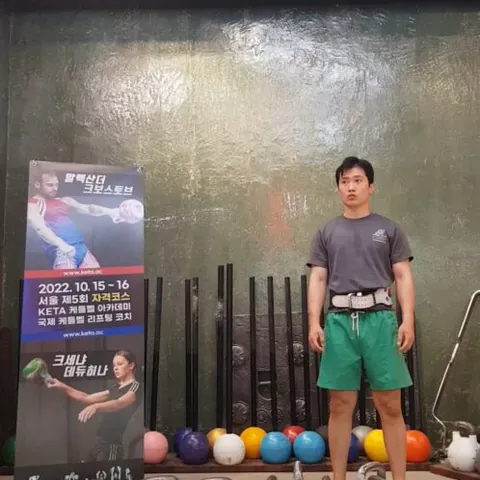 후기 작성자가 남긴 사진 — 색색의 케틀벨 뒤에 선 사람