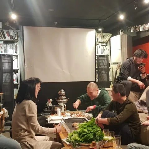 후기 작성자가 남긴 사진 — 낮은 탁자에 둘러앉은 차담 자리