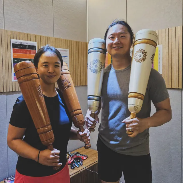 LPGA 김세영 선수와 방덕이 고대운동 방망이를 어깨에 얹고 함께 선 사진