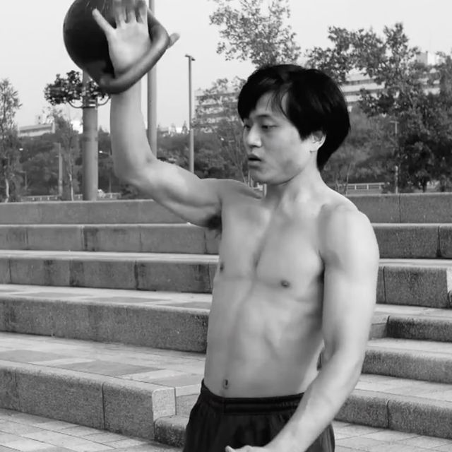 한강변 계단에서 케틀벨을 머리 위로 들어 올리다.