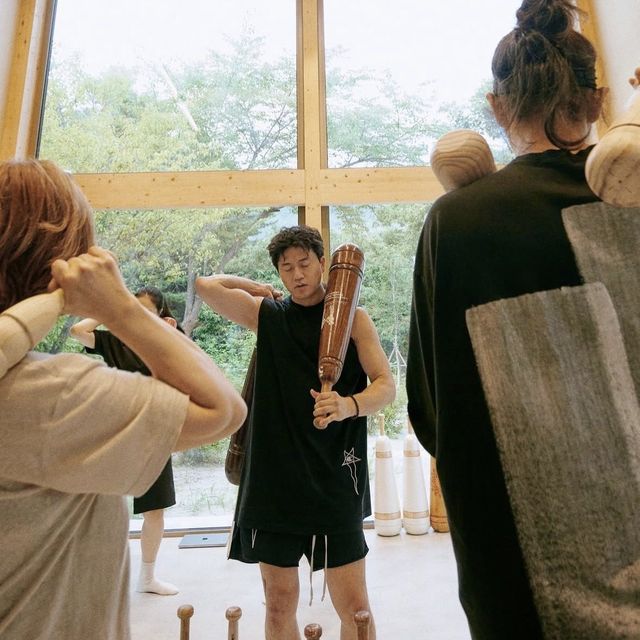숲이 보이는 통창 앞에서 페르시안밀을 들고 함께 움직이다.