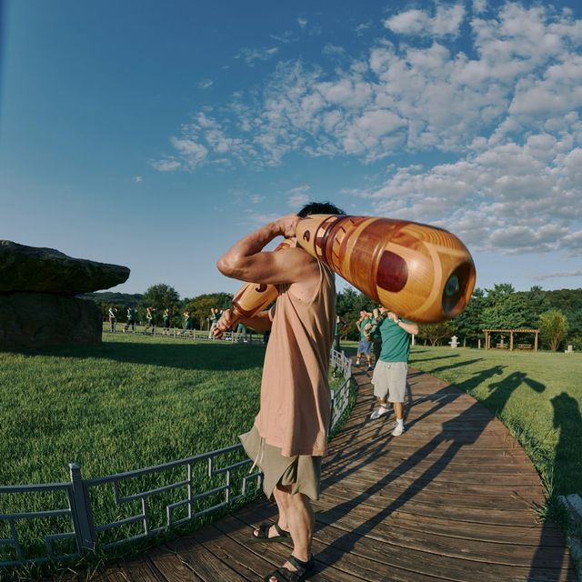 커다란 페르시안밀을 어깨에 메고 고인돌로 걸어가다.