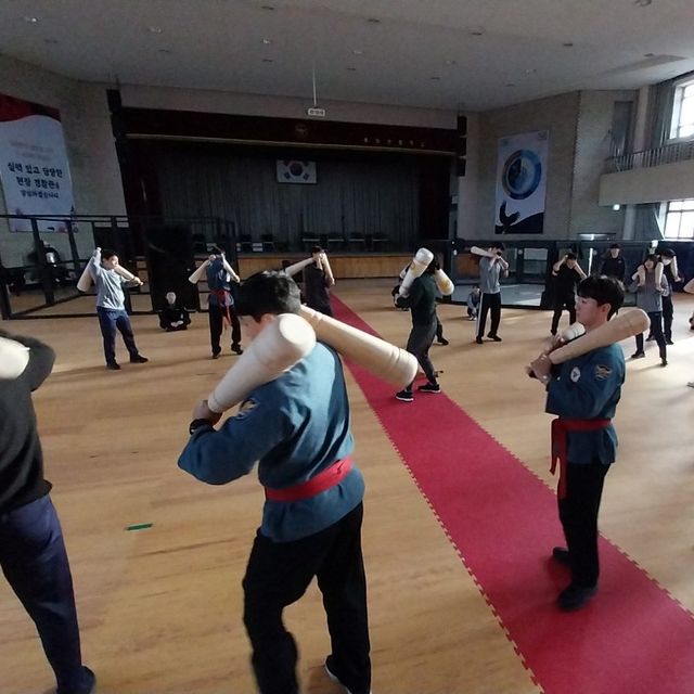 매일 다같이 모여 방망이를 휘두르며 몸과 마음의 힘을 기르고 구성원들간의 유대와 결속을 다지는 경찰서의 풍경이 당연하게 여겨질 날이 언젠가 올 거라는 부푼 꿈을 꾸었습니다