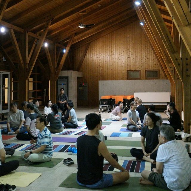 수업 이후에는 그룹을 이루어 느끼고 경험한 바를 나누는 시간을 가졌습니다