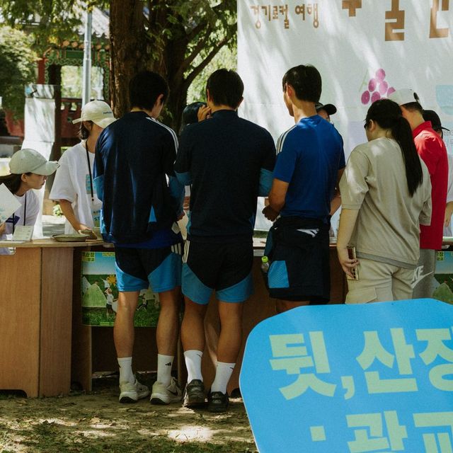 뒷, 산장 광교 행사가 열린 광교공원 현장 스케치 사진입니다.