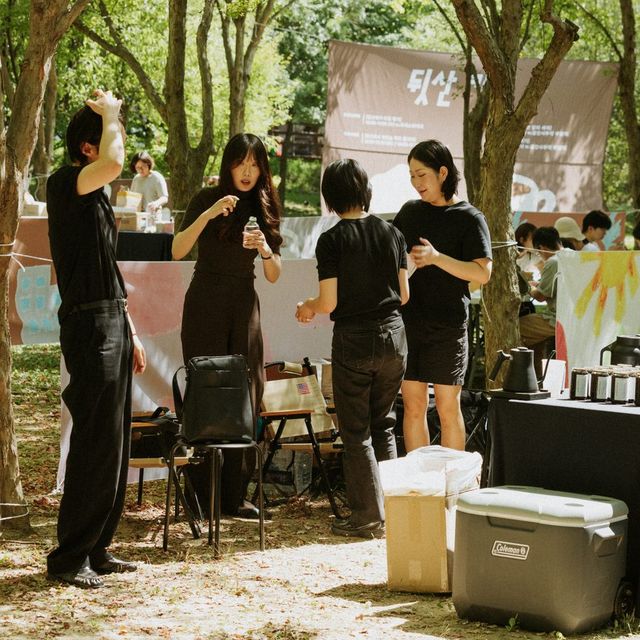 뒷, 산장 광교 행사가 열린 광교공원 현장 스케치 사진입니다.