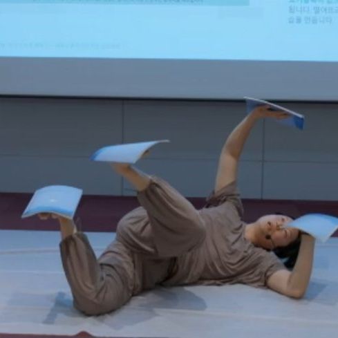 아기의 뒤집기는 방망이 휘두르기의 패턴과 일치합니다.