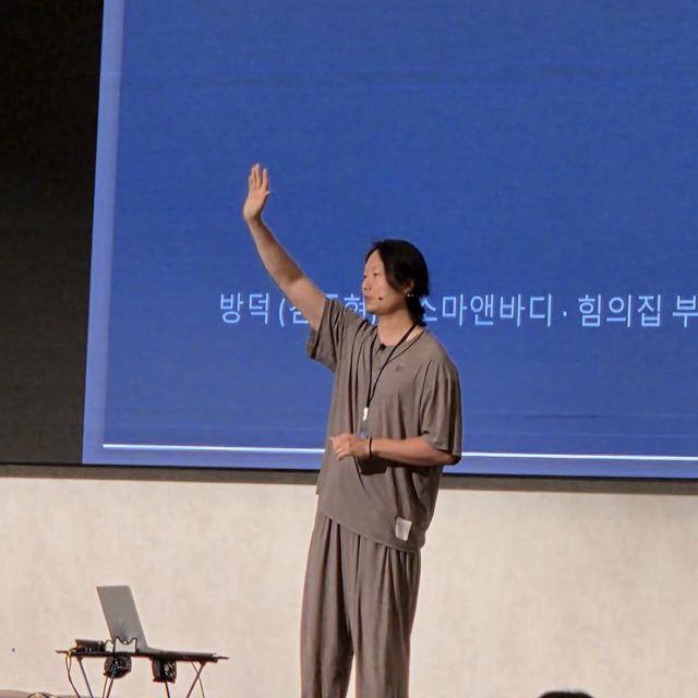 보통은 케틀벨로 하는 운동으로 알고 있지만 고대운동의 원리를 이해한다면 어떤 도구이든 맨몸이든 상관없이 언제 어디서나 어떤 도구를 활용해서든 고대운동으로서 겟업을 할 수 있습니다