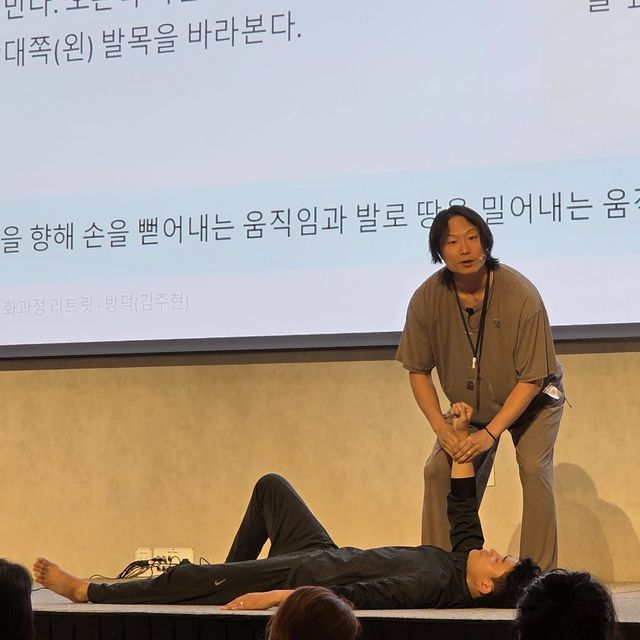 접촉을 통해 스스로 겟업을 위한 최적화된 움직임의 길을 발견할 수 있도록 도와주는 작업을 파트너와 함께 하도록 리드했습니다