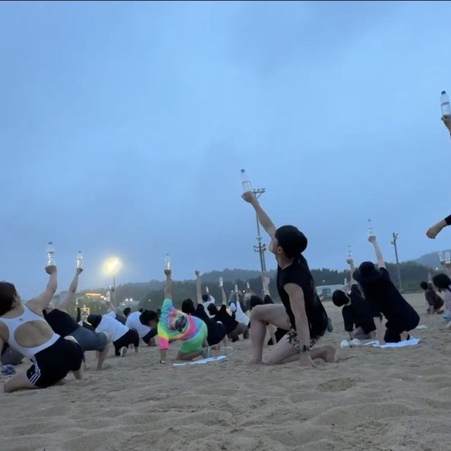 겨우 물병 하나로 200명이 함께 화합하고 축제 분위기가 되는 진풍경이 펼쳐졌습니다. 힘을 나누는 고대운동을 방망이라는 도구 없이도 경험한 순간이었습니다.