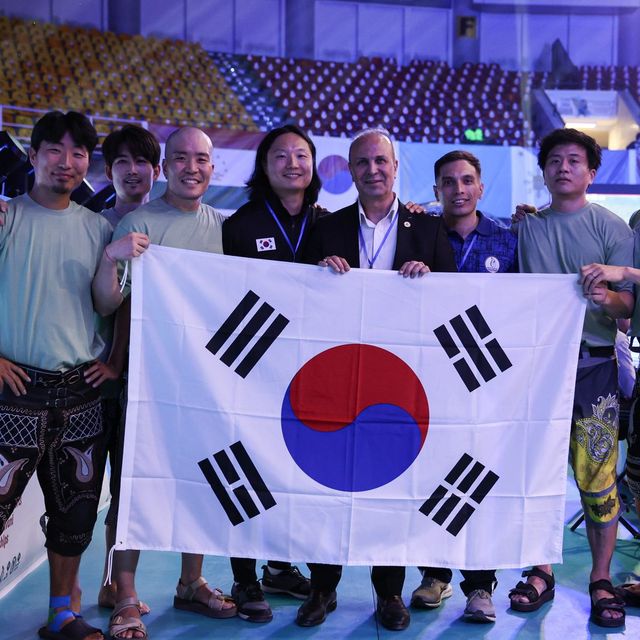 주르카네 단체전 경기를 마치고 태극기를 들었습니다.