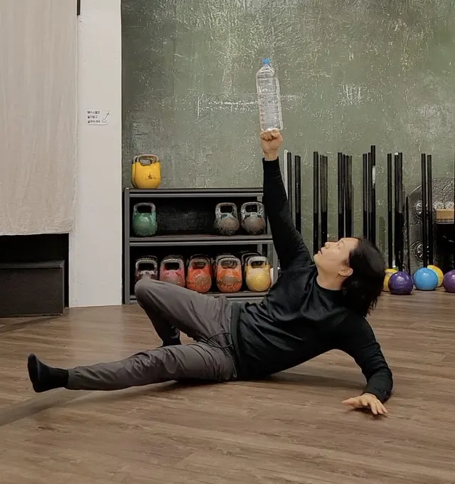 롤업 — 발바닥의 반력을 타고 옆으로 감겨 올라온다