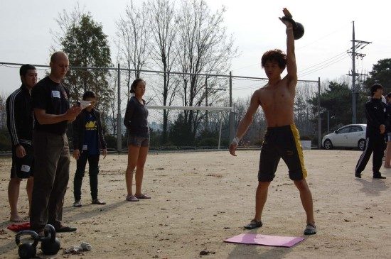 한얼은 저체중과 거북목을 개선하고자 케틀벨 운동을 시작했습니다.
