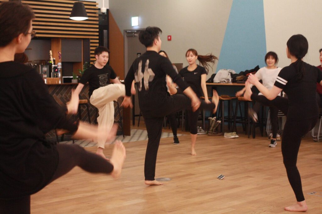 쉐나 시간에 잠시 발을 차며 리듬을 타기도 합니다. 뛰듯이 리듬을 타고나면 페르시안밀이 더 잘 휘둘러집니다
