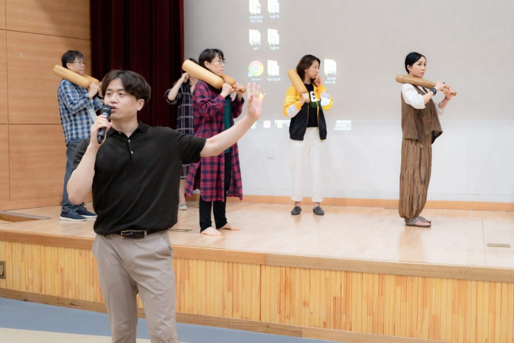 100여명의 참가자 앞에서 고대운동을 소개했습니다