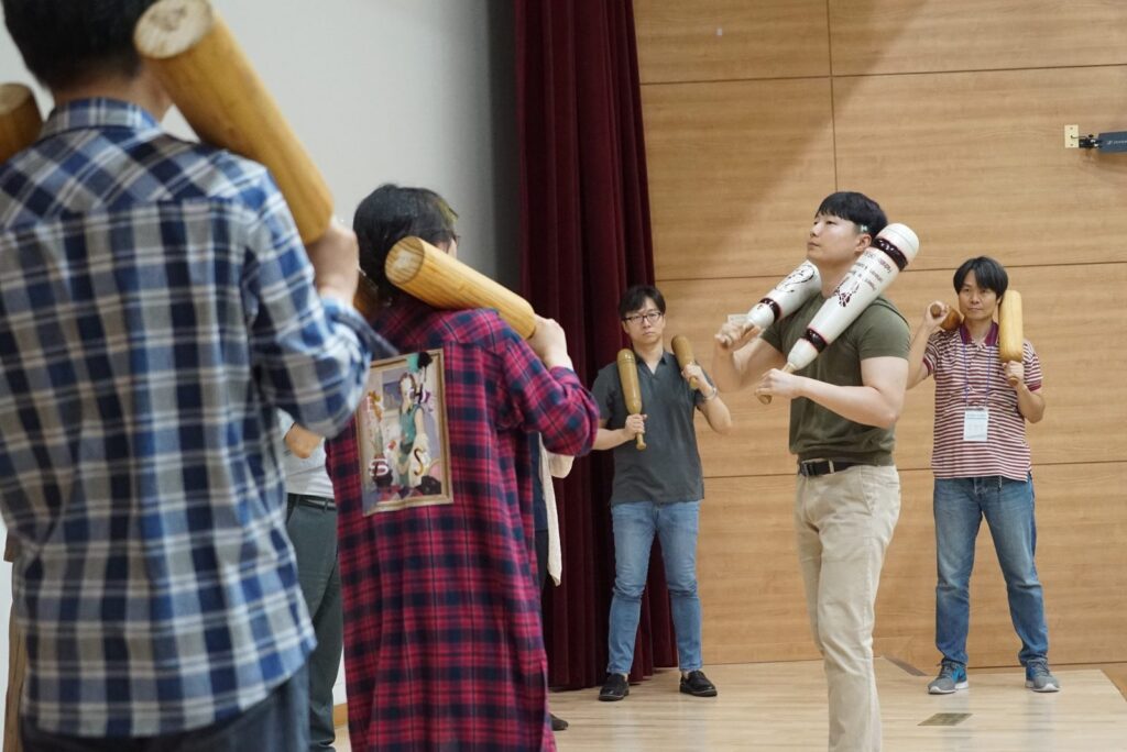 무대에 올라 페르시안밀 티칭 시연을 하기도 했습니다