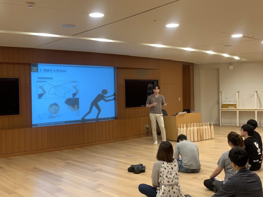 고대진자운동은 명상적 역량을 기반으로 스트렝스 퍼포먼스를 키울 수 있습니다