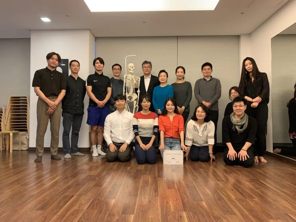 스쿨오브알렉산더테크닉에서 열린, 바마움 SIMM 프랙티셔너 2기 수료식 사진입니다.